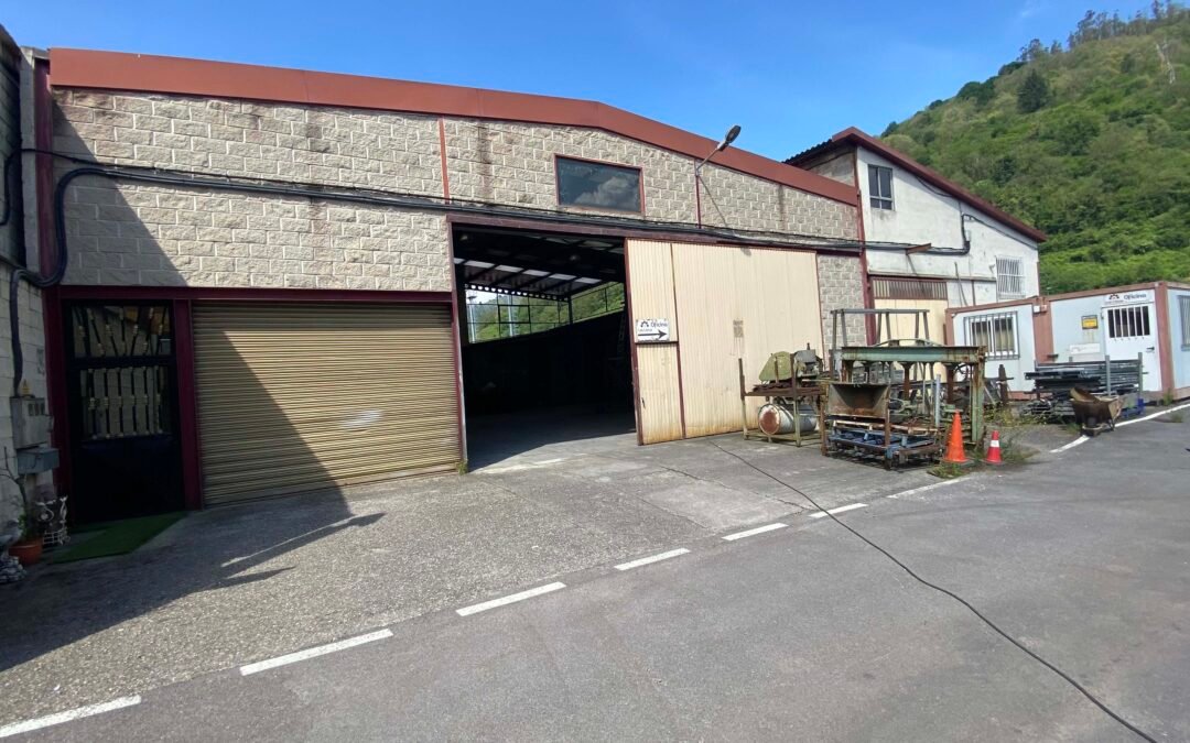 Nave Industrial + vivienda en Venta Ujo, Miere